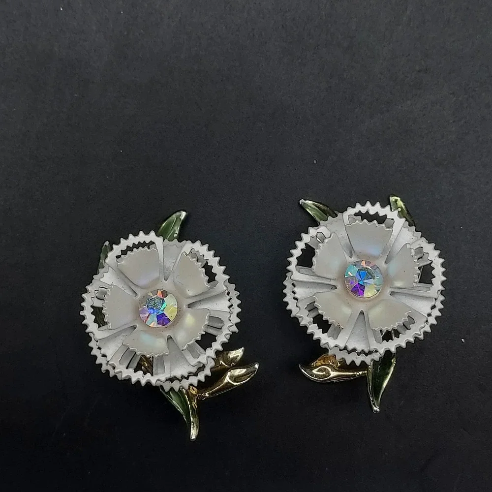 White Enamel Flower Brooch and‎ Clip on Earrings Set Rhinestone Vintage Costume